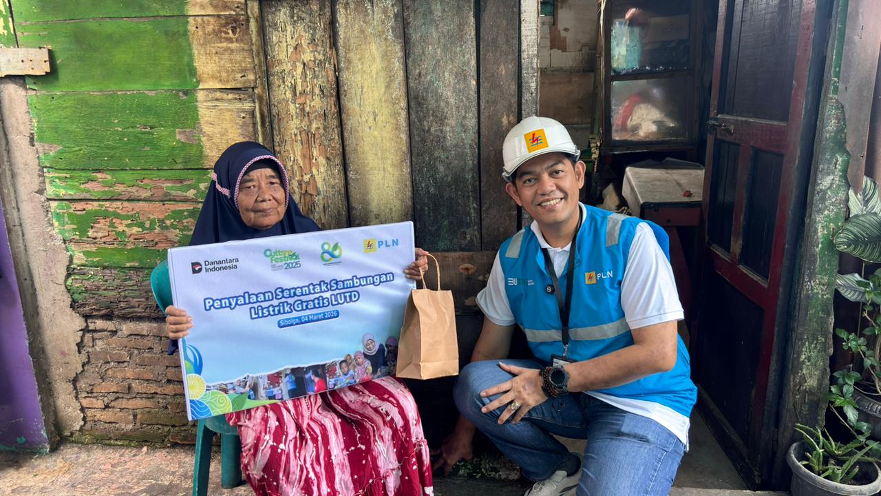 BANTUAN: Manager UP3 Sibolga bersama salah satu penerima bantuan pemasangan listrik gratis program LUTD. (Dok: istimewa) 