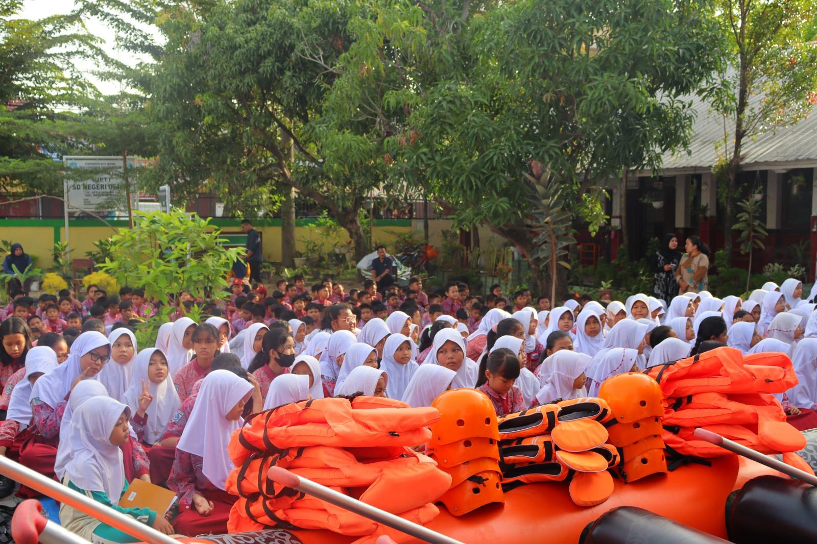 ANTUSIAS: Siswa SD Negeri 064979 Jalan Setia Budi, Kelurahan Tanjung Rejo, Kecamatan Medan Sunggal terlihat antusias mengikuti sosialisasi dan simulasi penanggulangan bencana.