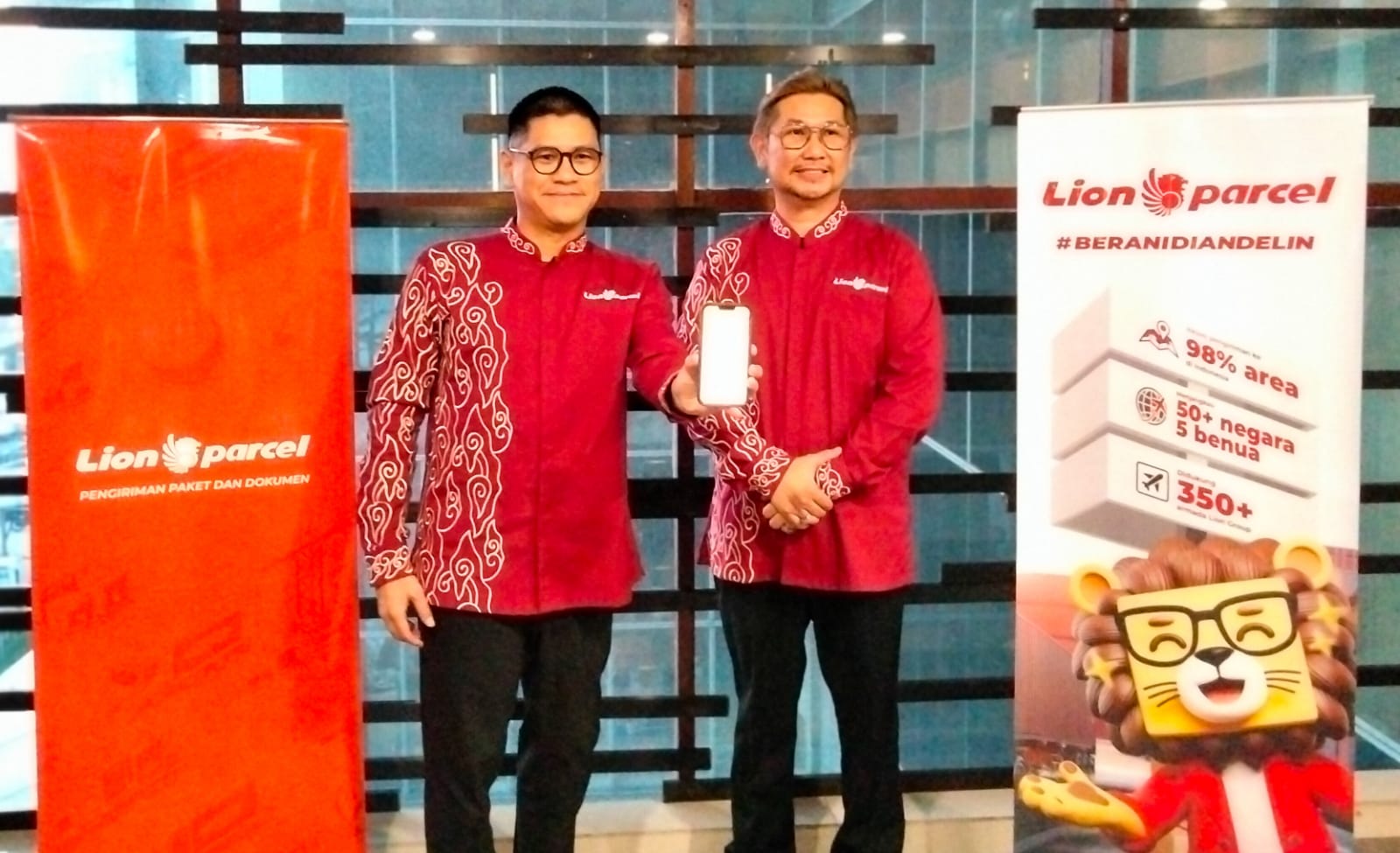 Kepala Pemasaran Lion Parcel, Kenny Kwanto dan Chief Sales Officer Lion Parcel, Arif Wibowo di Medan, Kamis (5/3/2026).