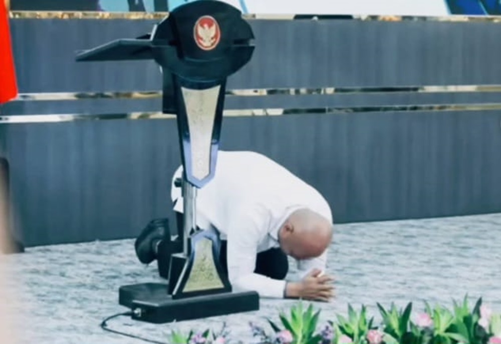 Bupati Amizaro Waruwu menjadi sorotan publik setelah dirinya bersujud di hadapan menteri dalam forum resmi yang digelar Kementerian Desa dan Pembangunan Daerah Tertinggal pada Rabu (25/2/2026). 