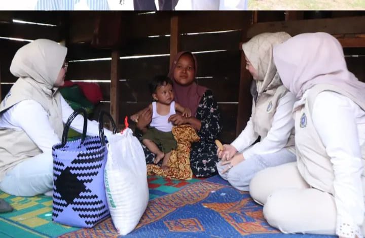 TP PKK Kabupaten Paluta  turun langsung ke tengah masyarakat  dengan menyalurkan bantuan sembako kepada warga kurang mampu di Desa Bara, Kecamatan Portibi, Kamis (5/3/2026). (MITRA HARAHAP/SUMUT POS)