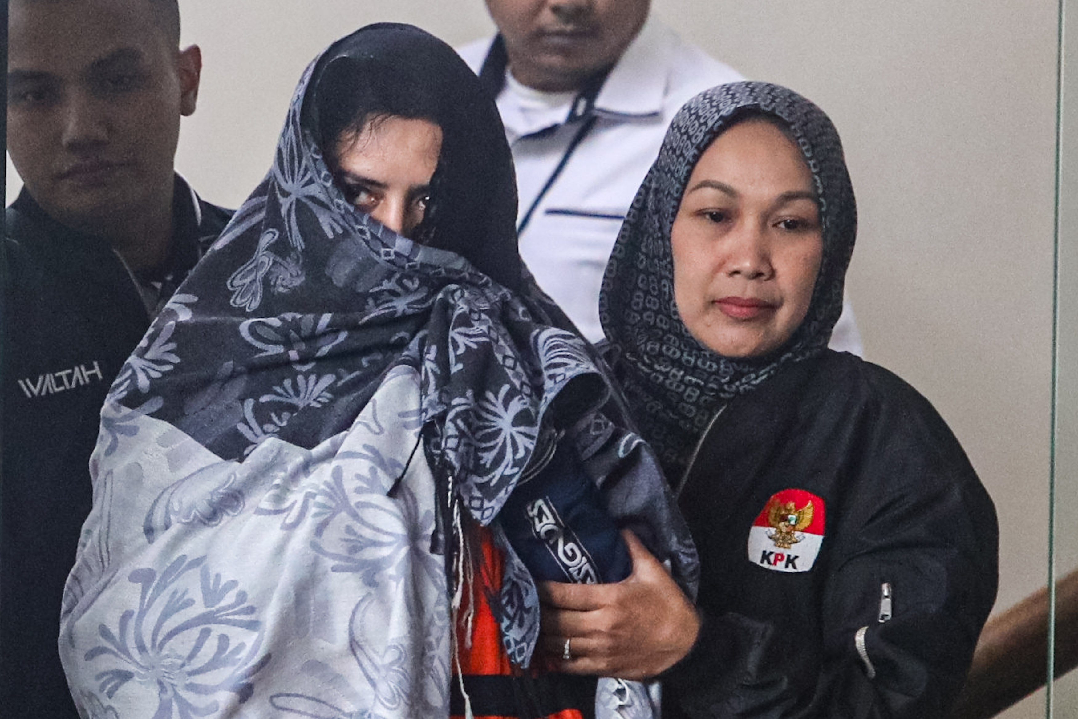 Bupati Pekalongan nonaktif, Fadia Arafiq saat digirng penyidik KPK dengan mengendakan rompi tahanan. (JAWA POS/SUMUT POS)