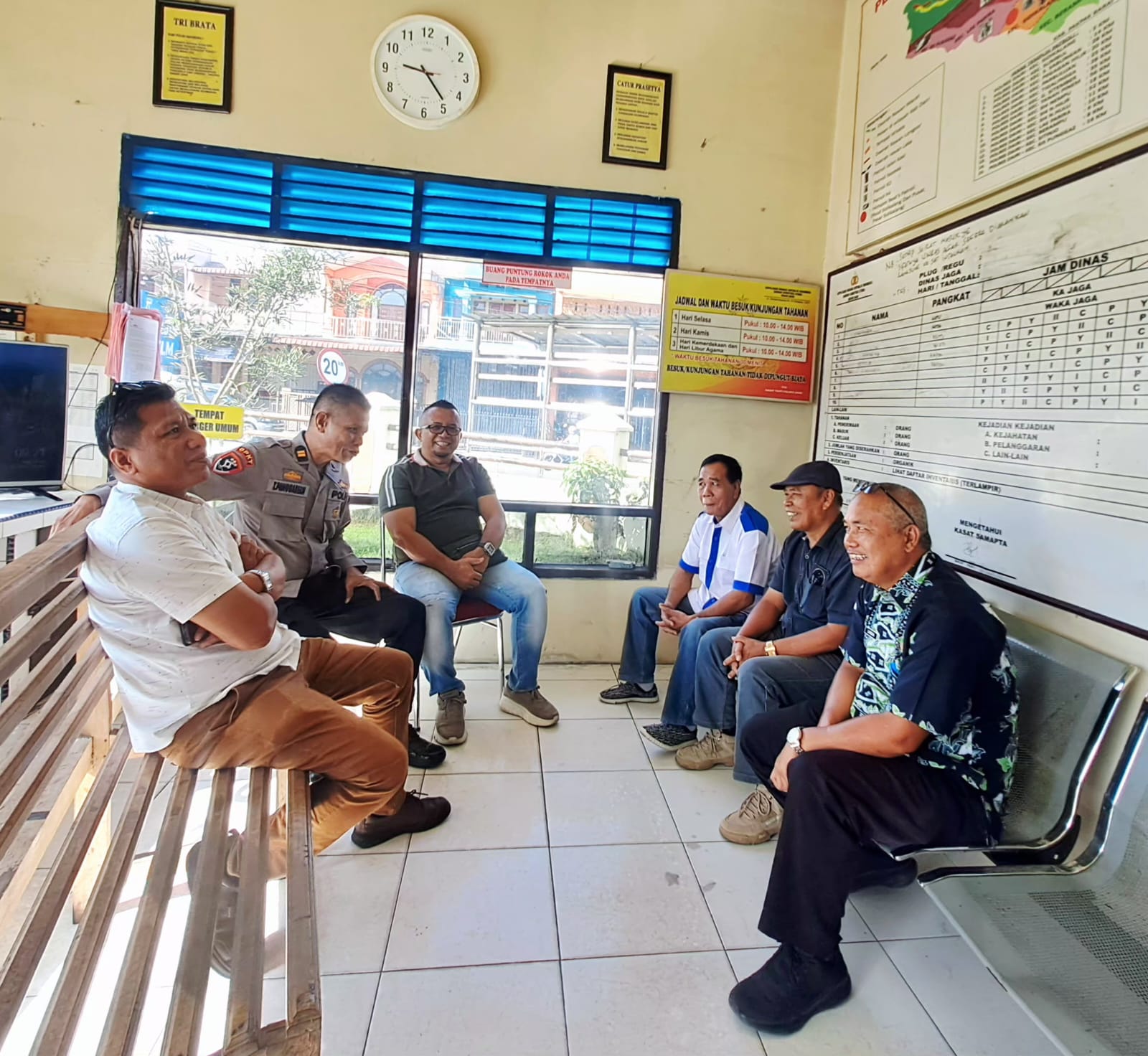 DAMPINGI. Richard Lingga dan marga Lingga lainya dari PARLABA saat mendampingi Tetap Lingga melaporkan warga pemilik akun facebook Papy Sianturi di Polres Dairi. (RUDY SITANGGANG/SUMUT POS)