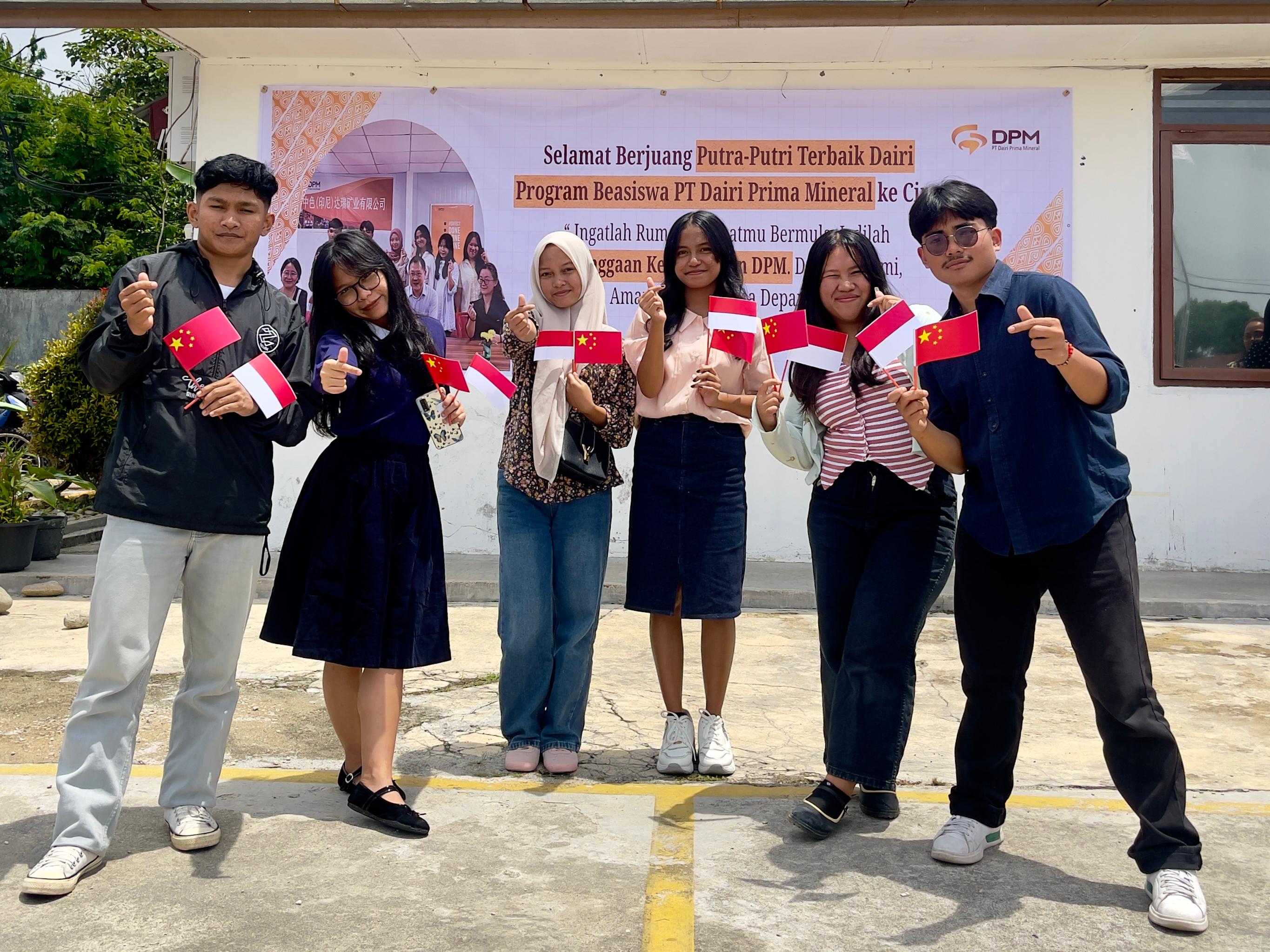 BEASISWA. Sebanyak 6 pelajar asal Kecamatan Silima Pungga-Pungga, Kabupaten Dairi, mendapat beasiswa dari PT DPM kuliah di Guangzhou China. (ISTIMEWA/SUMUT POS)