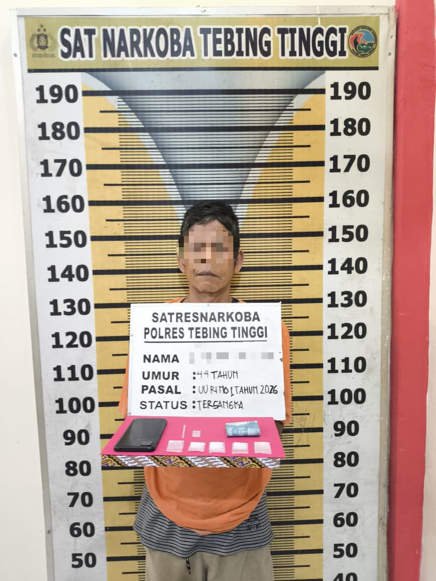 Tersangka saat diamankan di Polres Tebingtinggi.(Azan Purba/Sumut Pos)