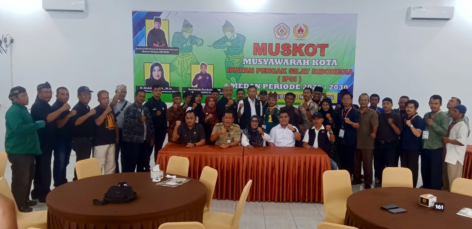 IPSI MEDAN: Haris Muda Siregar, S.E, M.M (duduk, 2 kanan) bersama wali kota Medan, ketua IPSI Sumut dan ketua KONI Medan dan peserta musyawarah kota IPSI Medan, Selasa (3/3). (Deddi Mulia Purba/Sumut)