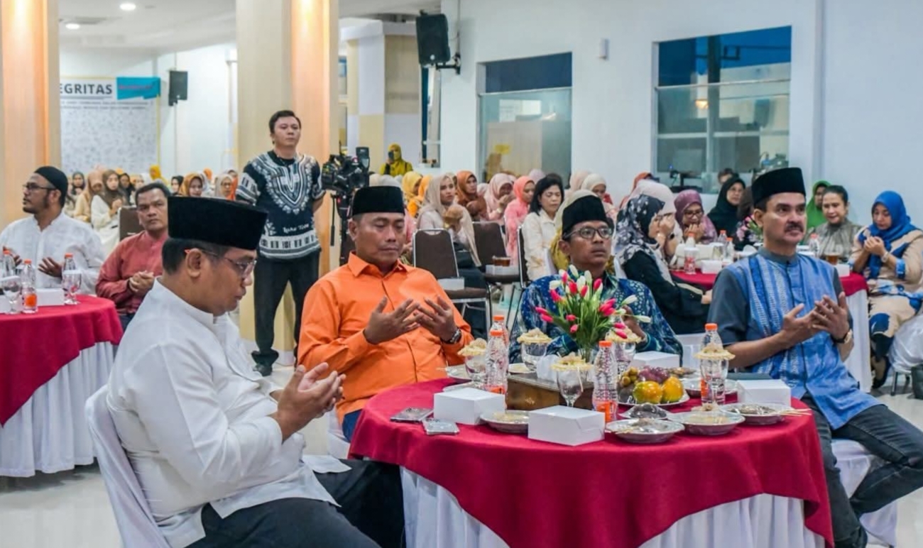 Wabup Lom Lom Suwondo, Asisten Administrasi Umum Setdakab Deliserdang Rudi Akmal Tambunan saat kegiatan buka puasa bersama di RSUD Amri Tambunan. (Batara/Sumut Pos)