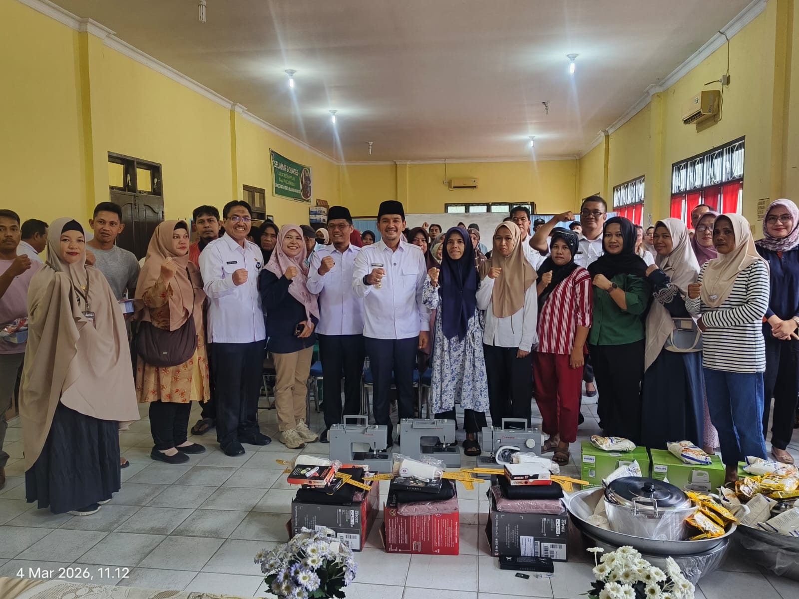 Wali Kota Tebingtinggi, Iman Irdian Saragih,  bersama masyarakat penerima Bantuan Sosial Usaha Ekonomi Produktif (UEP) dan juga perwakilan dari Pemerintah Provinsi Sumatera Utara. 