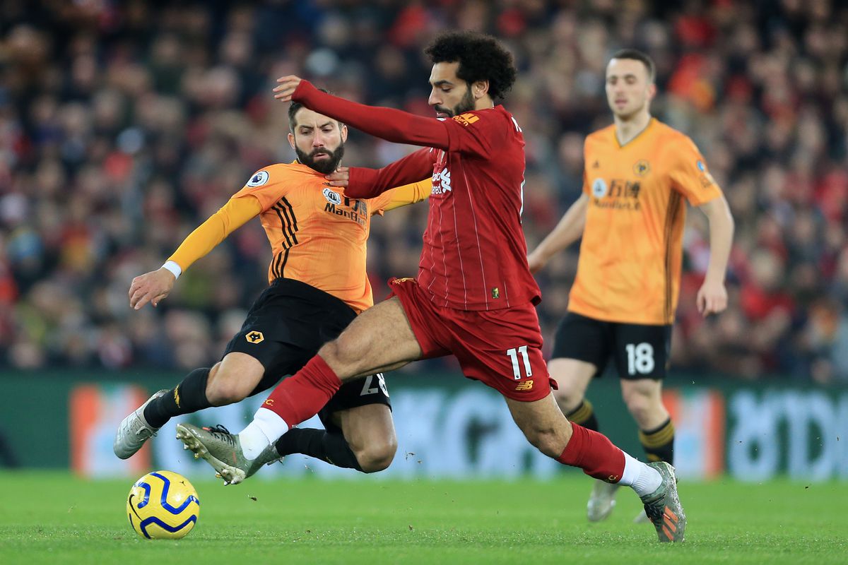 Pemain Wolverhampton Wanderers, mencoba merebut bola dari Mohammed Salah,  pada laga premier league dengan akhir 1-2. (liverpollofside)