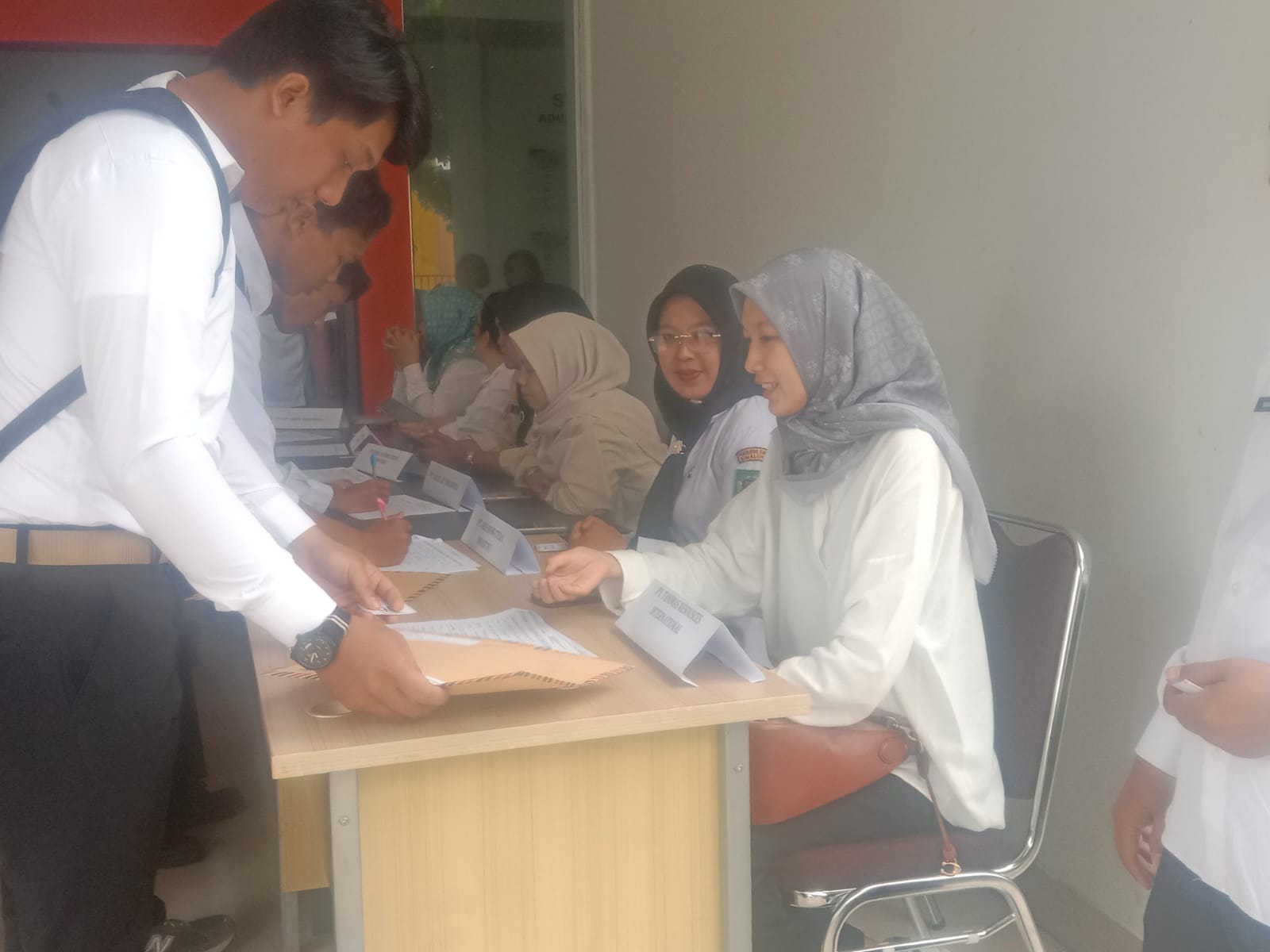 Kadis Ketenagakerjaan Provinsi Sumatera Utara   Ir Yulian Siregar MAP didampingi jajarannya saat meninjau pelaksanaan job fair di Kawasan Industry Sei Mangkai, Selasa (4)3/2026). (LIBERTY/SUMUTPOS.)