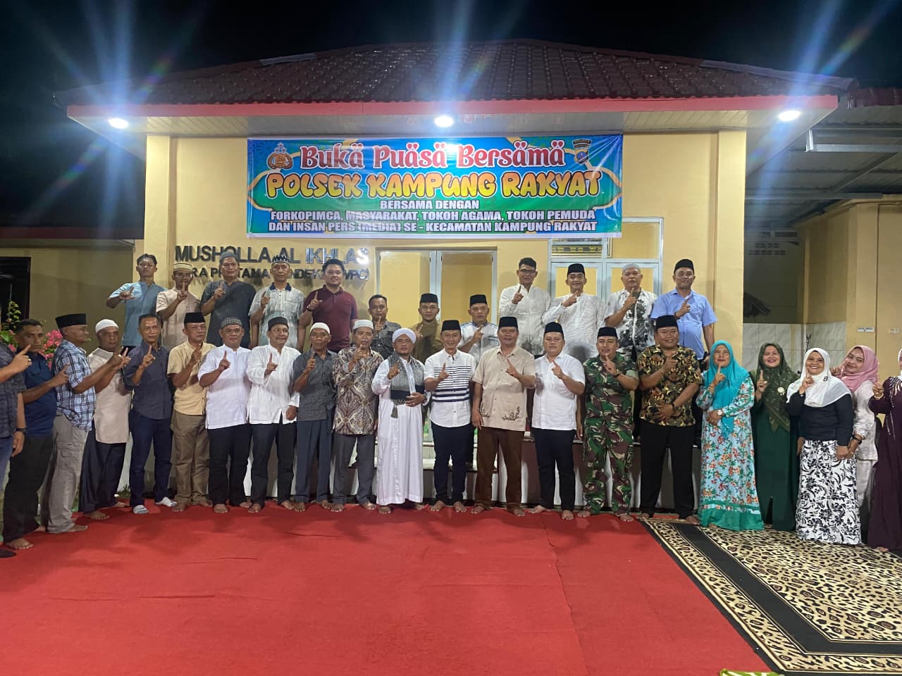Polres Labusel  buka puasa bersama dengan tokoh masyarakat, tokoh agama dan tokoh pemuda di Kampung Rakyat. (KHAIRUDDIN/SUMUT POS) 