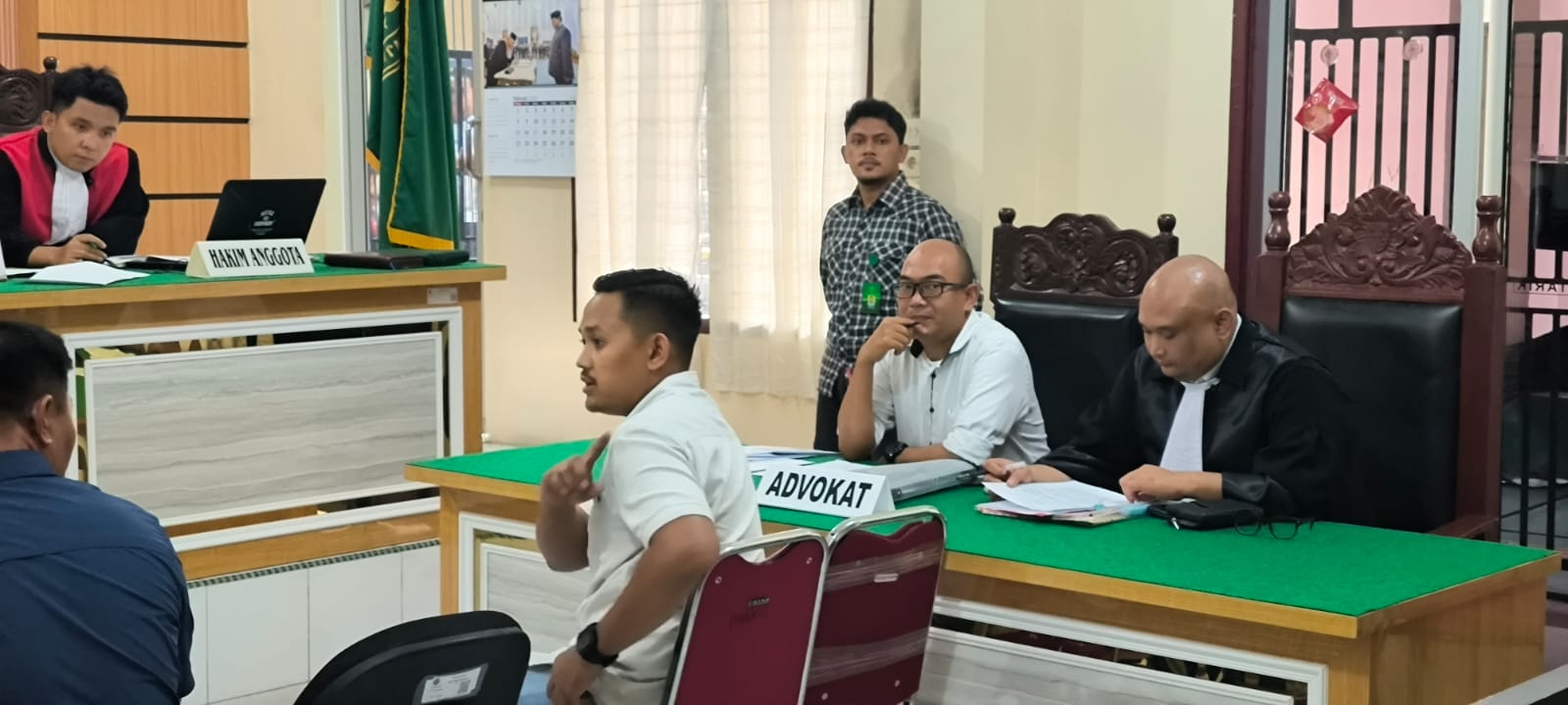  Terdakwa (pakai kacamata) saat duduk di samping penasihat hukum dalam sidang dengan agenda pemeriksaan saksi. (Teddy Akbari/Sumut Pos)