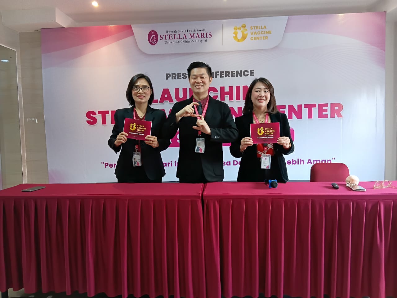 GM RSIA Stella Maris, Riati Simbolon (kiri), Direktur RSIA Stella Maris, Syaiful Ramadhan dan Manajer Pelayanan Medis RSIA Stella Maris, Lidia Panggabean  saat peluncuran Stella Vaccine Centre. 
