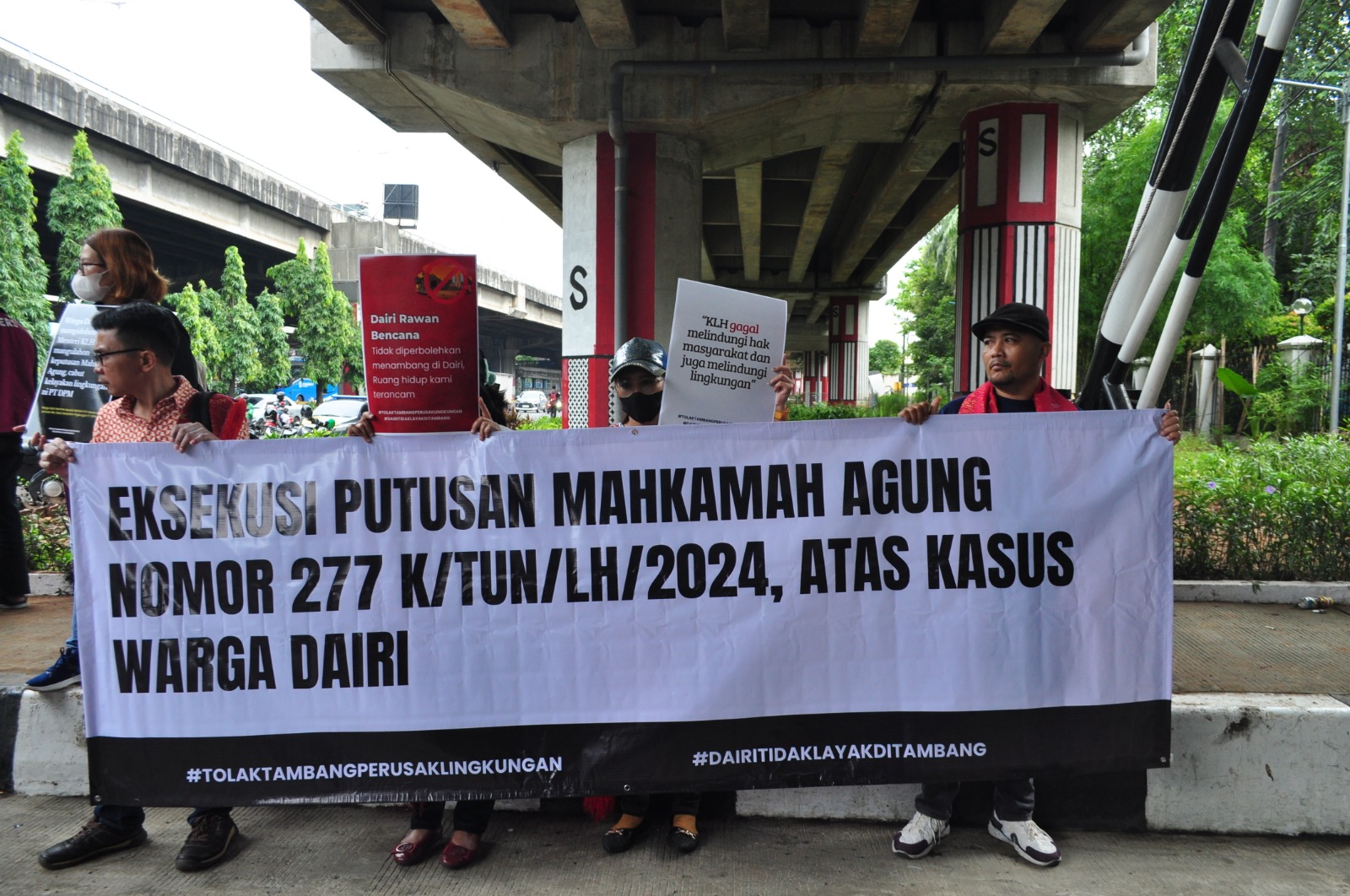 AKSI: Warga Dairi saat aksi di PT DPM. (Dok: istimewa) 
