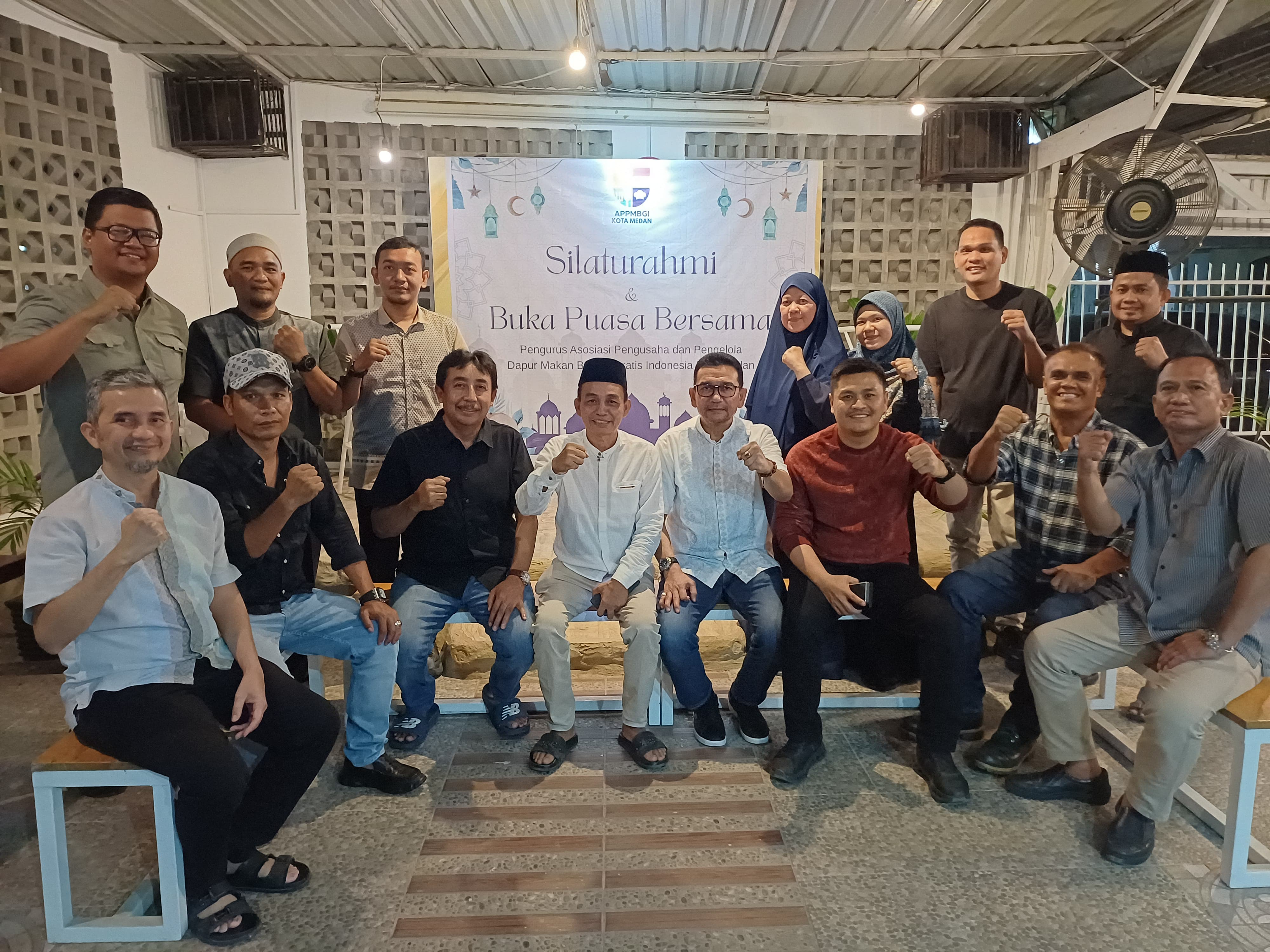 SILATURAHIM: Pengurus DPD II APPMBGI Kota Medan foto bersama dalam kegiatan Silaturahim dan Buka Puasa Bersama di SMES POINT, Medan Barat, Kamis (5/3/22026). (Dok: Markus Pasaribu/Sumut Pos)  