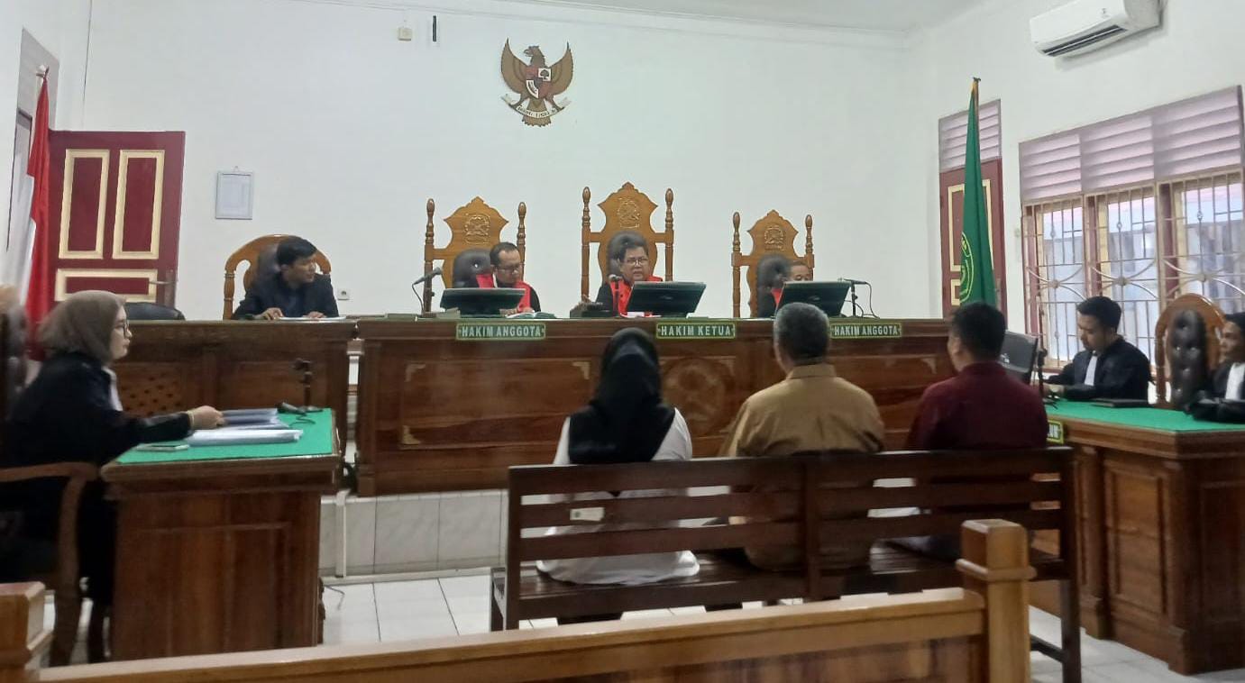 TUNTUTAN: Tiga terdakwa korupsi dana BOS, menjalani sidang tuntutan di Pengadilan Tipikor Medan, Kamis (5/3/2026) sore. (istimewa)