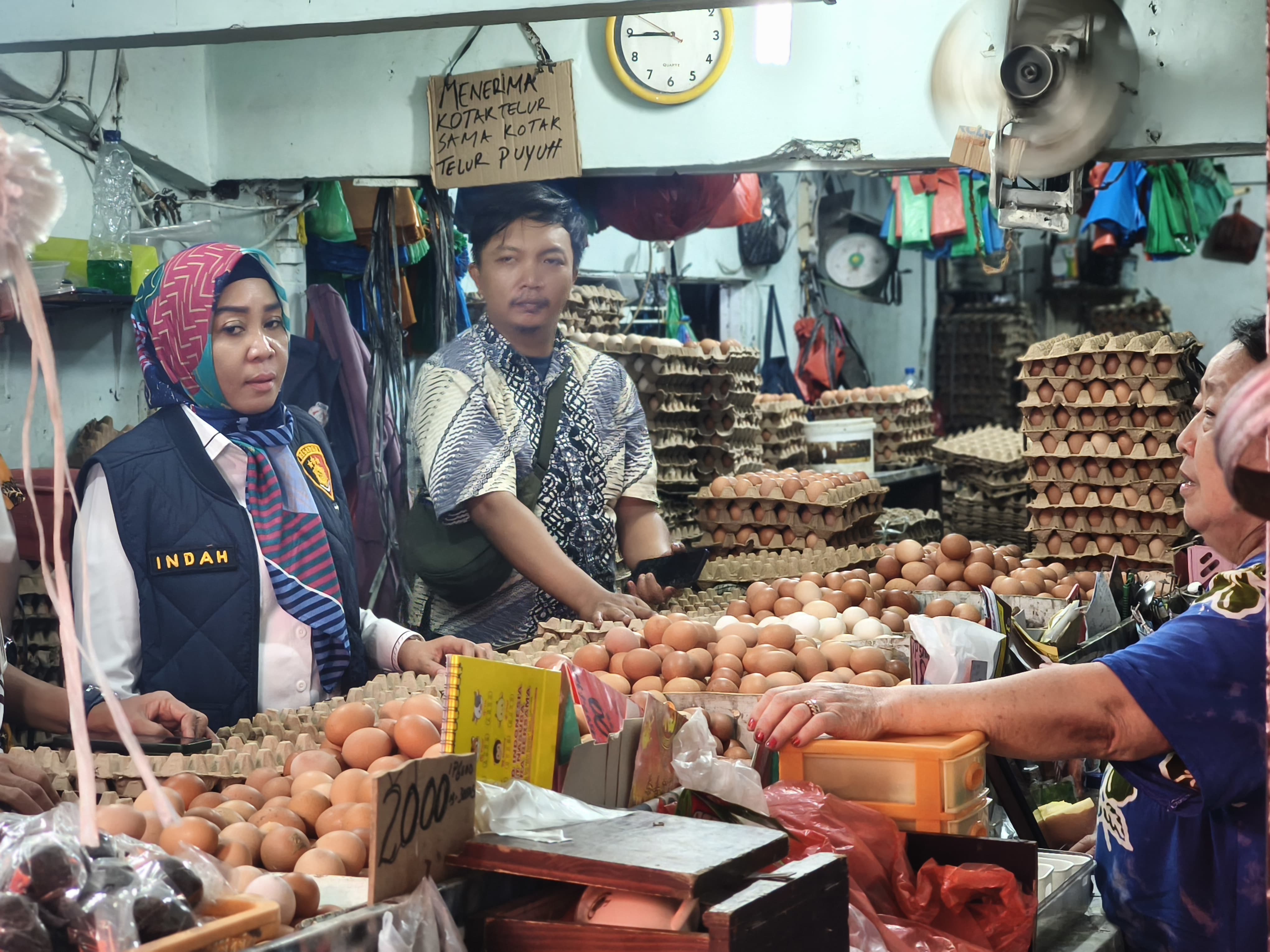 SIDAK: Kanit 2 Subdit 1 Indag Ditreskrimsus Polda Sumut, AKP Indah Handayani saat sidak di salah satu pasar di Medan. (Dok: istimewa)  