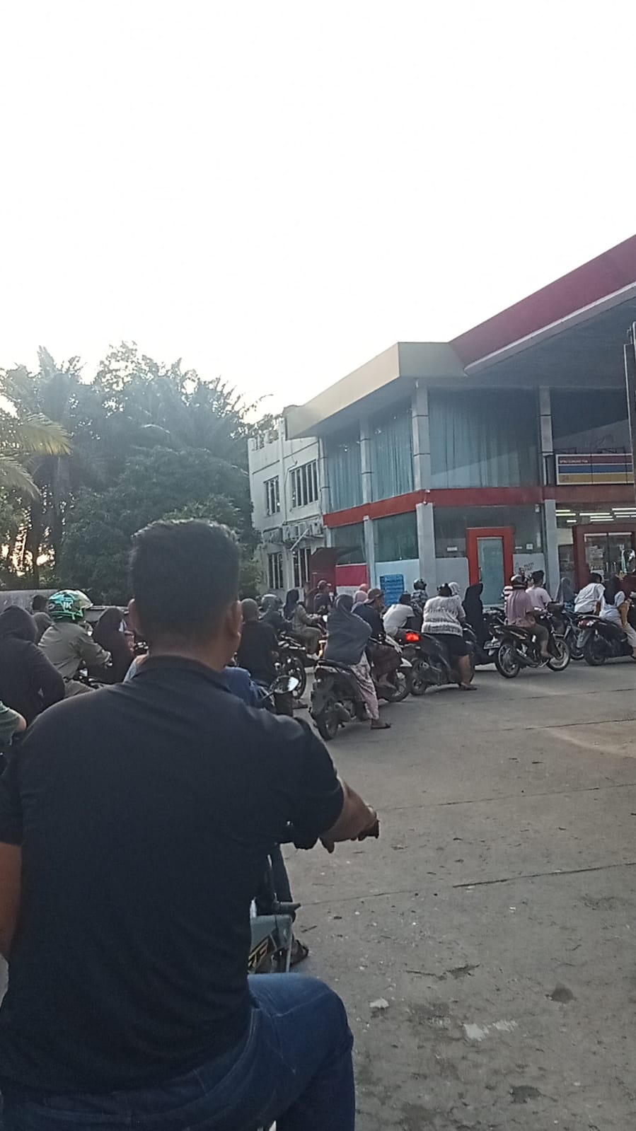 Puluhan sepeda motor dan mobil tampak memadati area pengisian bahan bakar minyak (BBM) di salah satu SPBU Utama di Gunung Tua, Paluta, Jumat (6/2). (Mitra Harahap/Sumut Pos)