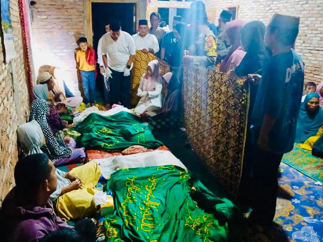Jasad kedua bocah yang tewas tenggelam di kolam saat disemayamkan di rumah duka, Dusun Rokan Baru, Desa Rondaman, Kabupaten Paluta. (MITRA HARAHAP/SUMUT POS)