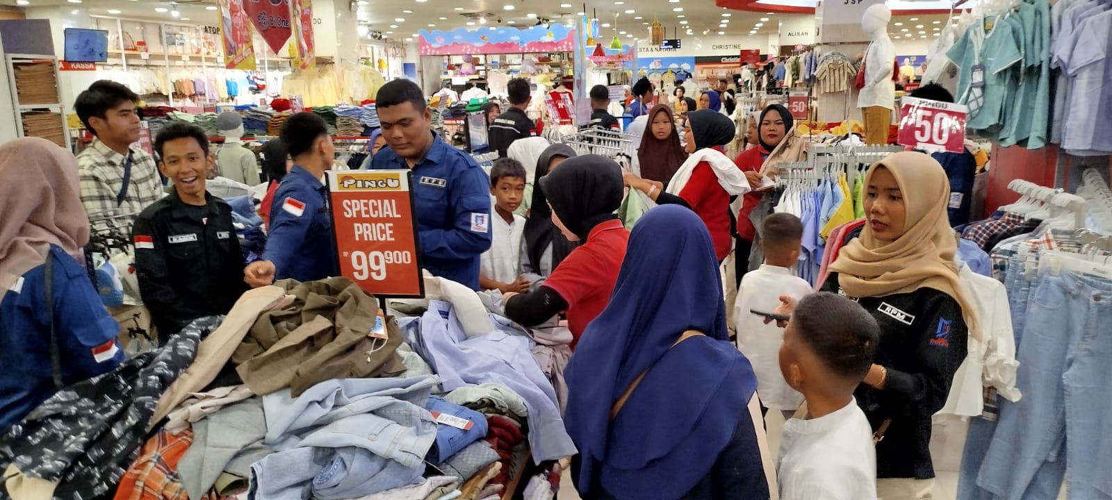 RPM berbagi bahagia dengan mengajak 50 anak yatim piatu berbelanja di Suzuya Mall Rantauprapat (Fajar/Sumut Pos)