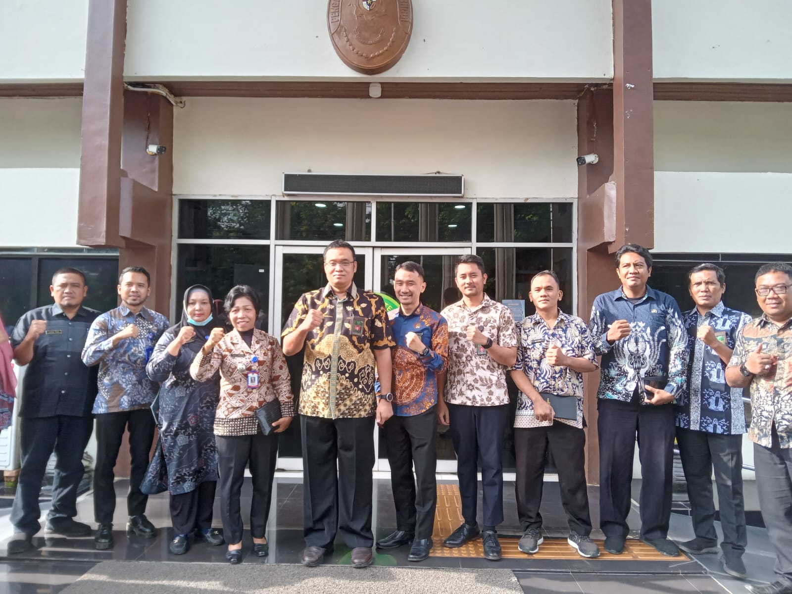 Camat Tebing Tinggi Kota Henci Siregar bersama jajaran Kecamatan Tebing Tinggi Kota berfoto bersama pimpinan dan jajaran Pengadilan Negeri Tebingtinggi. (Azan Purba/Sumut Pos)