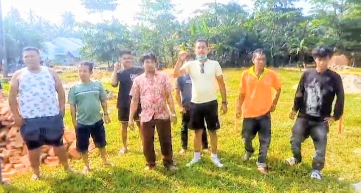 Sejumlah warga  keberatan atas dibangunnya Koperasi Desa Merah Putih di Lapangan Bola kaki desa Gunung Rante, Jumat (6/3/2026). (Liberti H Haloho/Sumut Pos)