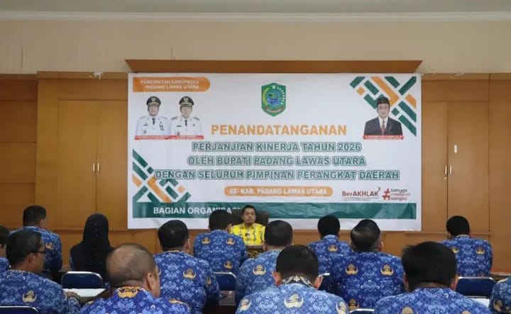  Bupati Paluta saat memimpin langsung penandatanganan Perjanjian Kinerja Tahun 2026 di Ruang Rapat Bupati. (MITRA HAHARAP/SUMUT POS)