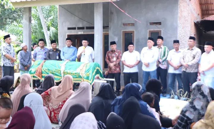 Wakil Bupati Padang Lawas Utara (Paluta), H. Basri Harahap datang melayat kerumah duka 4 bocah yang tewas tenggelam. (MITRA HARAHAP/SUMUT POS)