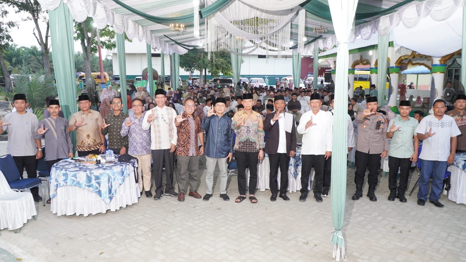  Foto bersama Sekda Langkat, Amril sebelum buka puasa bersama pada kesempatan safari ramadan. (Diskominfo Langkat/Sumut Pos)
