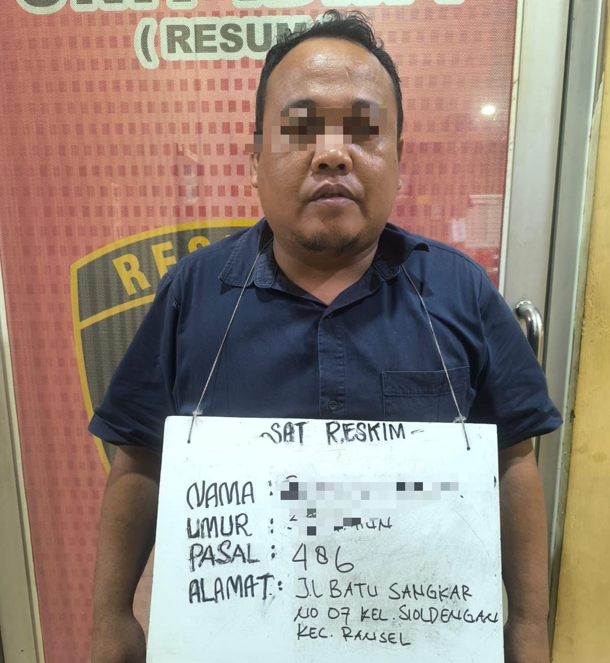 Tersangka ZH pelaku penggelapan sepeda motor bidan (Fajar/ Sumut Pos)