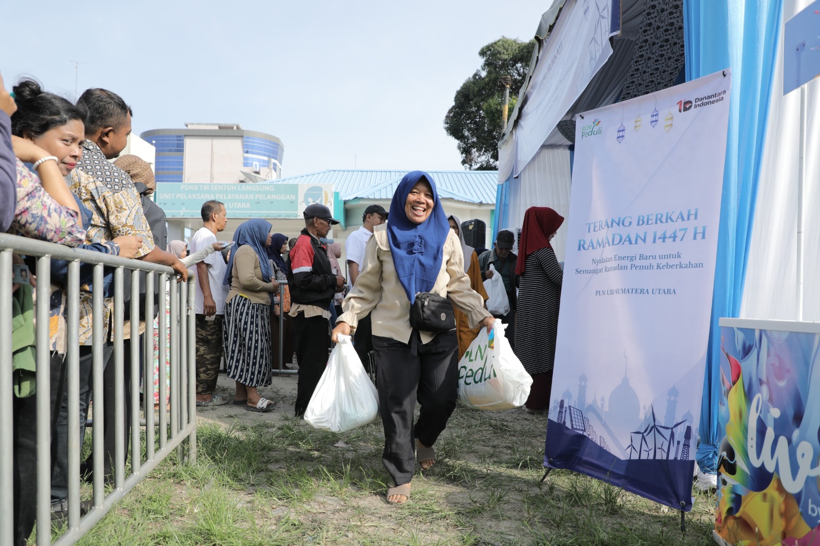 PASAR MURAH: Warga saat berbelanja di pasar murah yang digelar PLN UID Sumut. (ISTIMEWA/SUMUT POS)