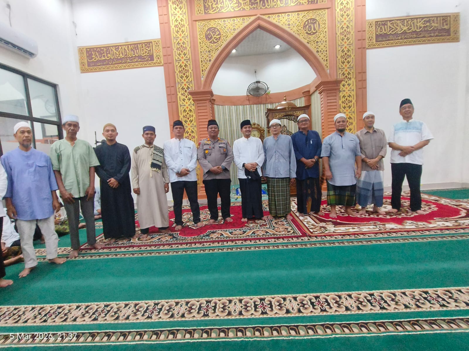 Wali Kota Tebing Tinggi Iman Irdian Saragih berfoto bersama unsur Forkopimda, tokoh agama, dan pengurus masjid usai melaksanakan Safari Ramadan di Masjid Nurul Jihad. (AZAN PURBA/SUMUT POS)
