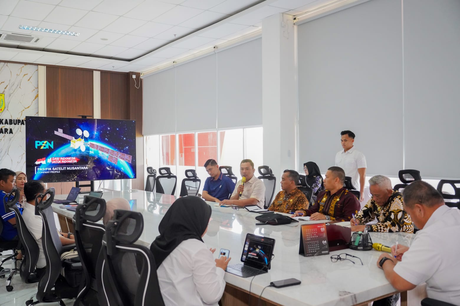 Bupati Batu Bara H. Baharuddin Siagian, S.H., M.Si., menerima audiensi jajaran PT Pasifik Satelit Nusantara (PSN) di Ruang Kerja Bupati Batu Bara, Kecamatan Lima Puluh, Kamis (05/03/2026). 