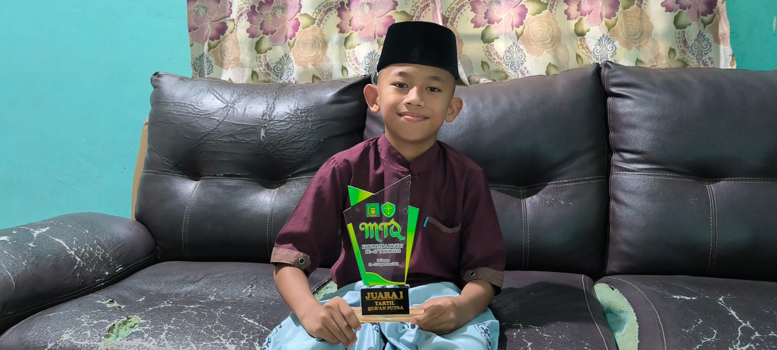  Renaldo Surbakti yang viral di jagat dunia maya karena usia 11 tahun sudah menjadi imam salat tarawih. (Teddy Akbari/Sumut Pos)