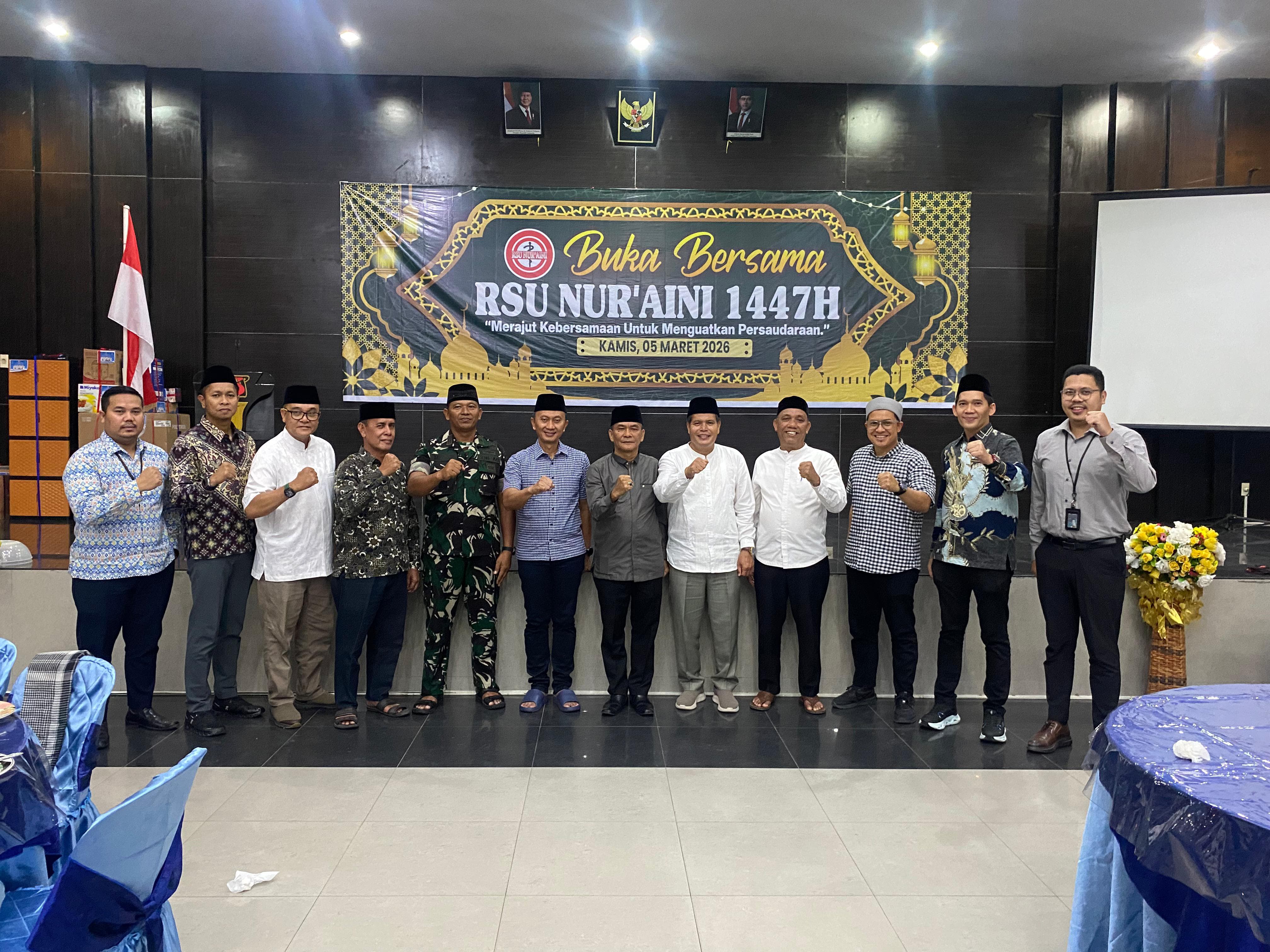 Wakapolres Kompol Moch Guntur Pryantoko foto bersama bersama jajaran RSU Nur Aini usai buka puasa bersama. (FAJAR/SUMUT POS)