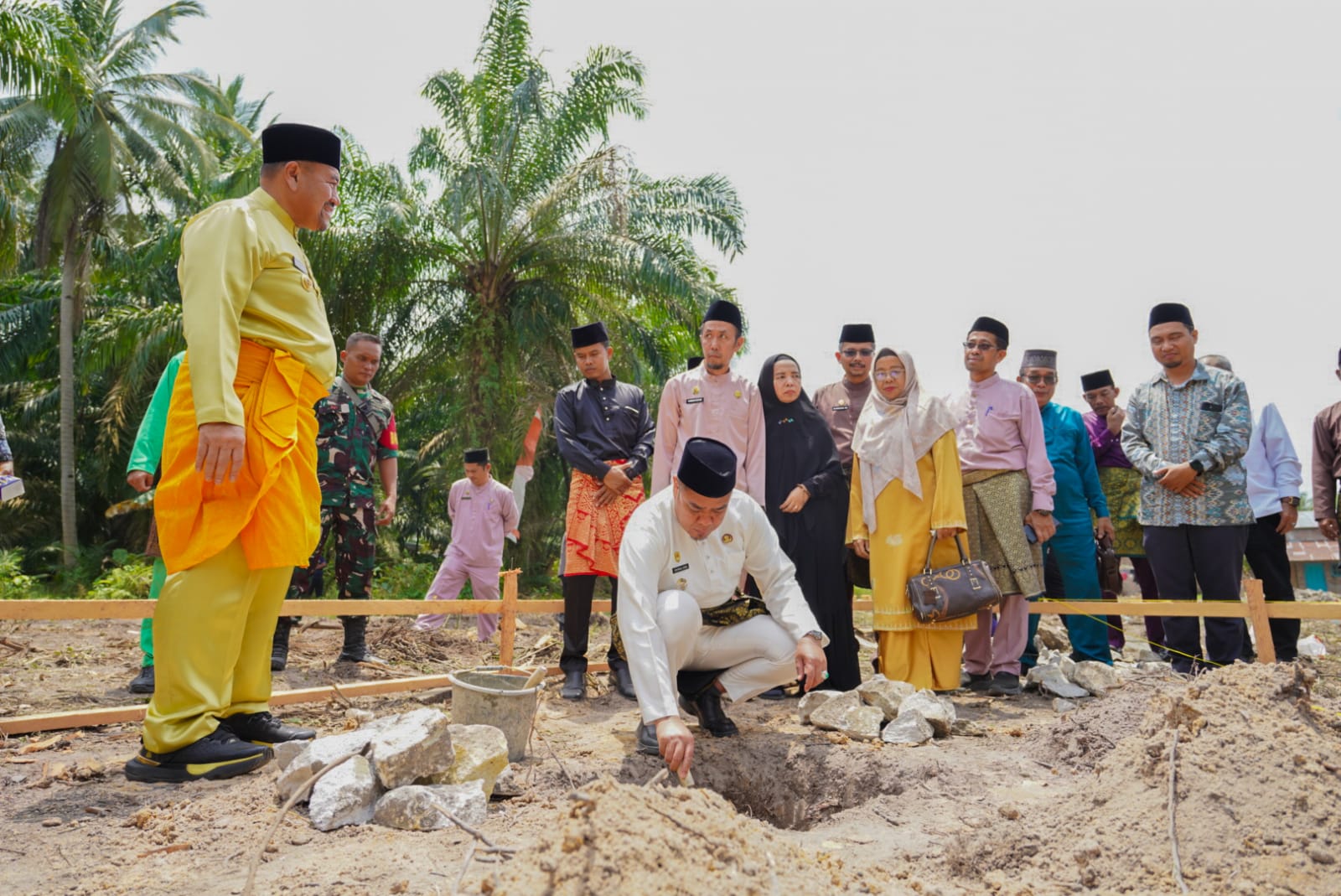 BATU: Bupati Batubara, H. Baharuddin Siagian bersama Wakil Bupati Syafrizal, hadir peletakan batu pertama pembangunan Rumah Tahfiz Al-Qur&rsquo;an di Dusun Nurul Iman, (6/3/2026). (Dok: Komimfo Batubara)