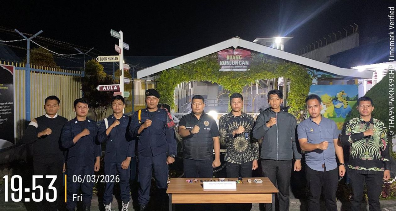 RAZIA: Jajaran petugas Rutan Klas IIB Sidikalang usai melakukan razia, Jumat (6/3/2026) malam. (Dok: istimewa)