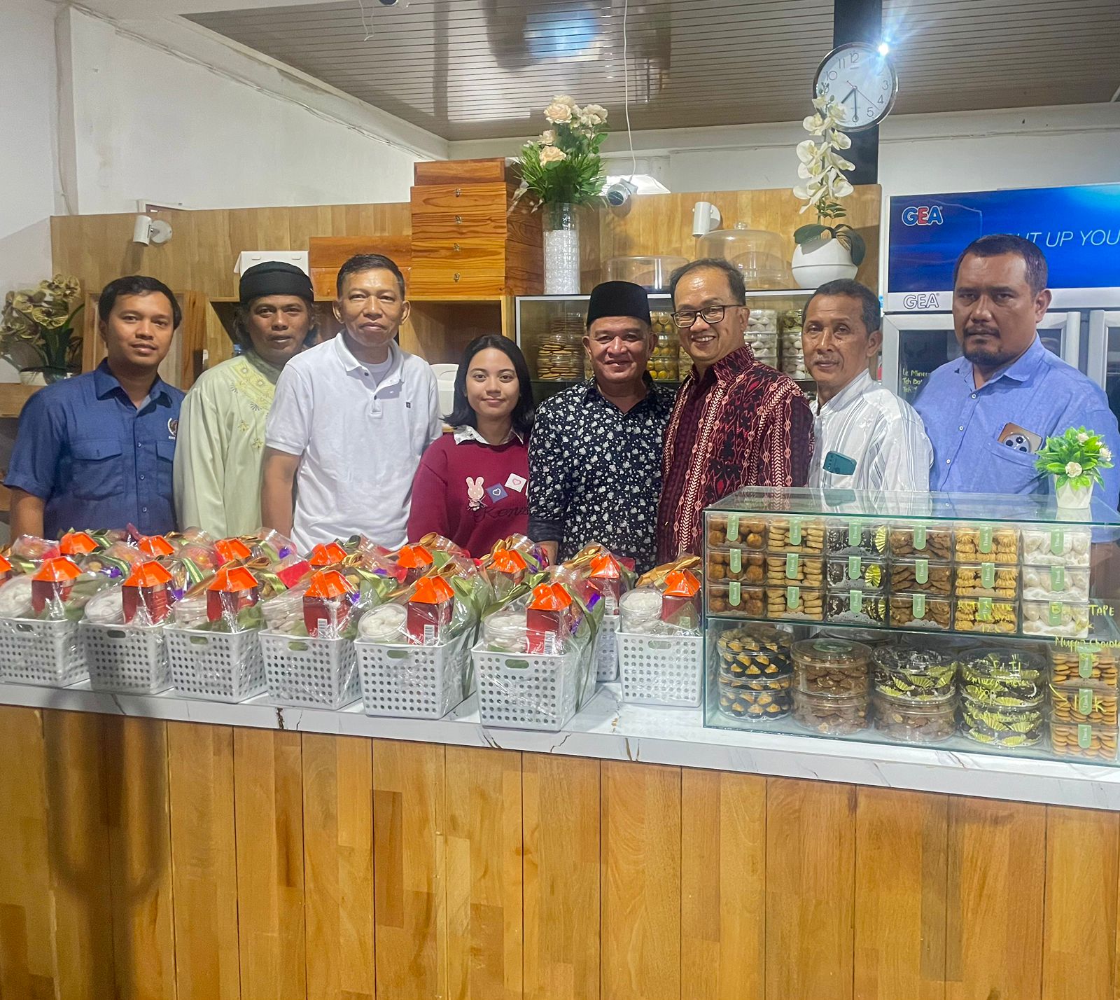 Corporate and Marketing Communication Manager PT Indako Trading Coy, Gunarko Hartoyo, bersama Ketua SIWO PWI Sumut Johny Ramadhan Silalahi (4 kanan) dan jajan pengurus di sela buka puasa bersama.