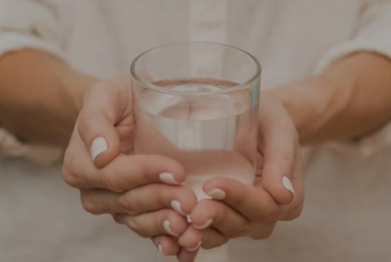 ilustrasi, minum air putih adalah cara agar tubuh hidrasi dan membantu menghindarkan penyakit yang berkaitan dengan perut kosong saat puasa. (freepik.com)