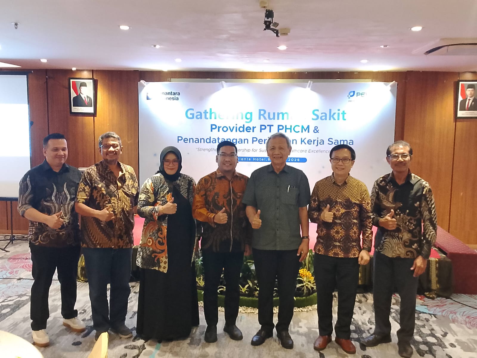 FOTO: Manajemen PT HCM berfoto bersama mitra rumah sakit. (Dok: istimewa)