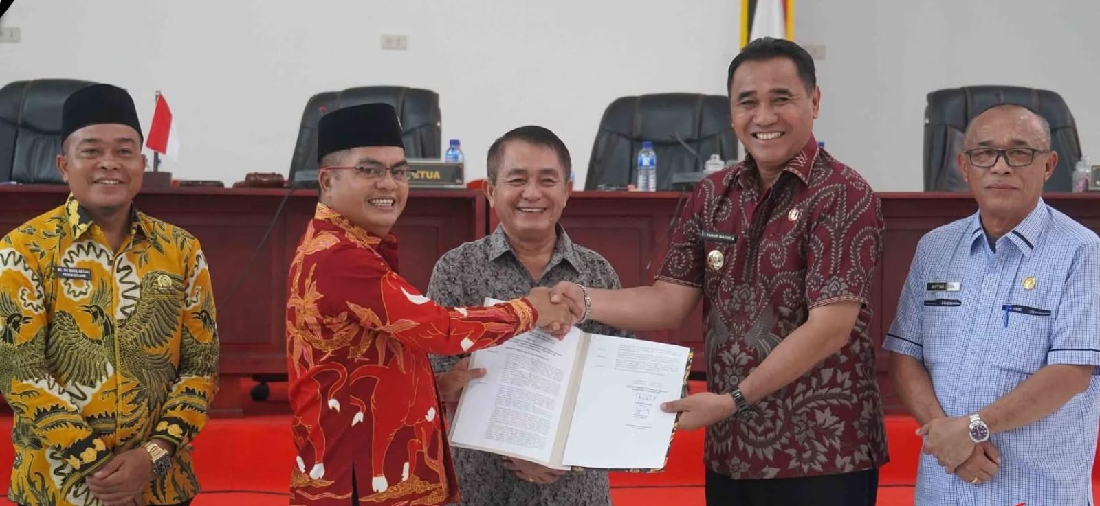 TERIMA: Ketua DPRD Nisel, Elisati Halawa pada saat menerima berita acara LKPJ dari Wakil Bupati Nisel, Yusuf Nache. (Dok: Eriusman Duha/Sumut Pos) 