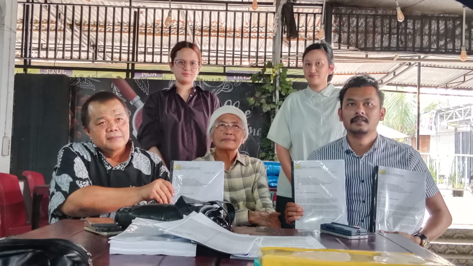 KELUARGA: Kuasa hukum para tersangka, mendampingi pihak keluarga memberikan keterangan terkait dugaan pemalsuan dokumen, Sabtu (7/3/2026). (Dok: istimewa)