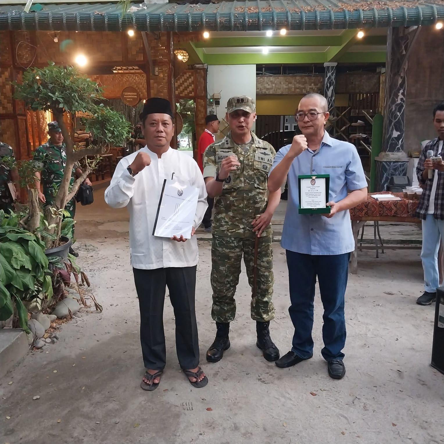 HIBAH: Pengusaha Halim (kanan) bersama Kades Denai Lama Parnu memegang surat Hibah, disaksikan Dandim 0204/ Deliserdang Letkol Arh. Agung Pujiantoro. (Dok: istimewa) 