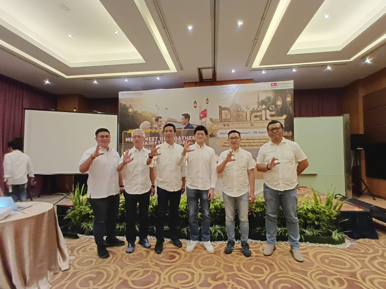 BERSAMA: VP PT Capella Medan Jason Karim, GM PT Capella Medan Sinyo Pranata, Kepala Cabang Astra Daihatsu Medan Sisingamangaraja Tony Andreas Tirto, serta lainnya, foto bersama. (Dok: istimewa)