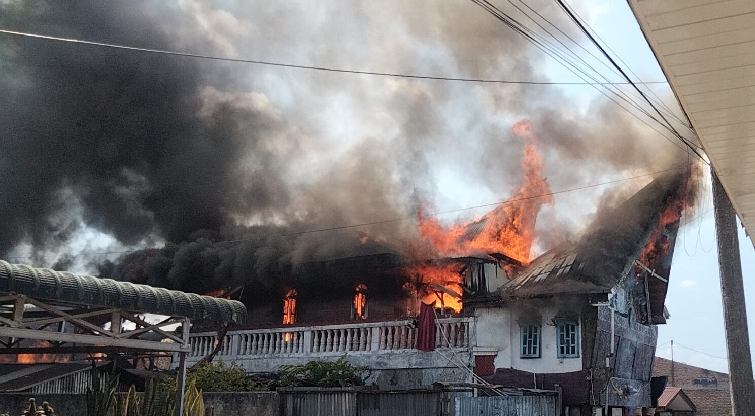 BAKAR: Kebakaran terjadi di Jalan Pramuka, Kelurahan Batangberuh, Kecamatan Sidikalang, Dairi, Sabtu (7/3/3036). (Dok: Rudy Sitanggang/Sumut Pos)
