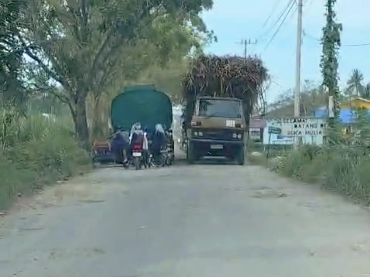 RUSAK: Jalan Stabat-Secanggang yang rusak akan diperbaiki dengan anggaran Rp8 miliar tahun 2026. (Dok: Teddy Akbari/Sumut Pos)
