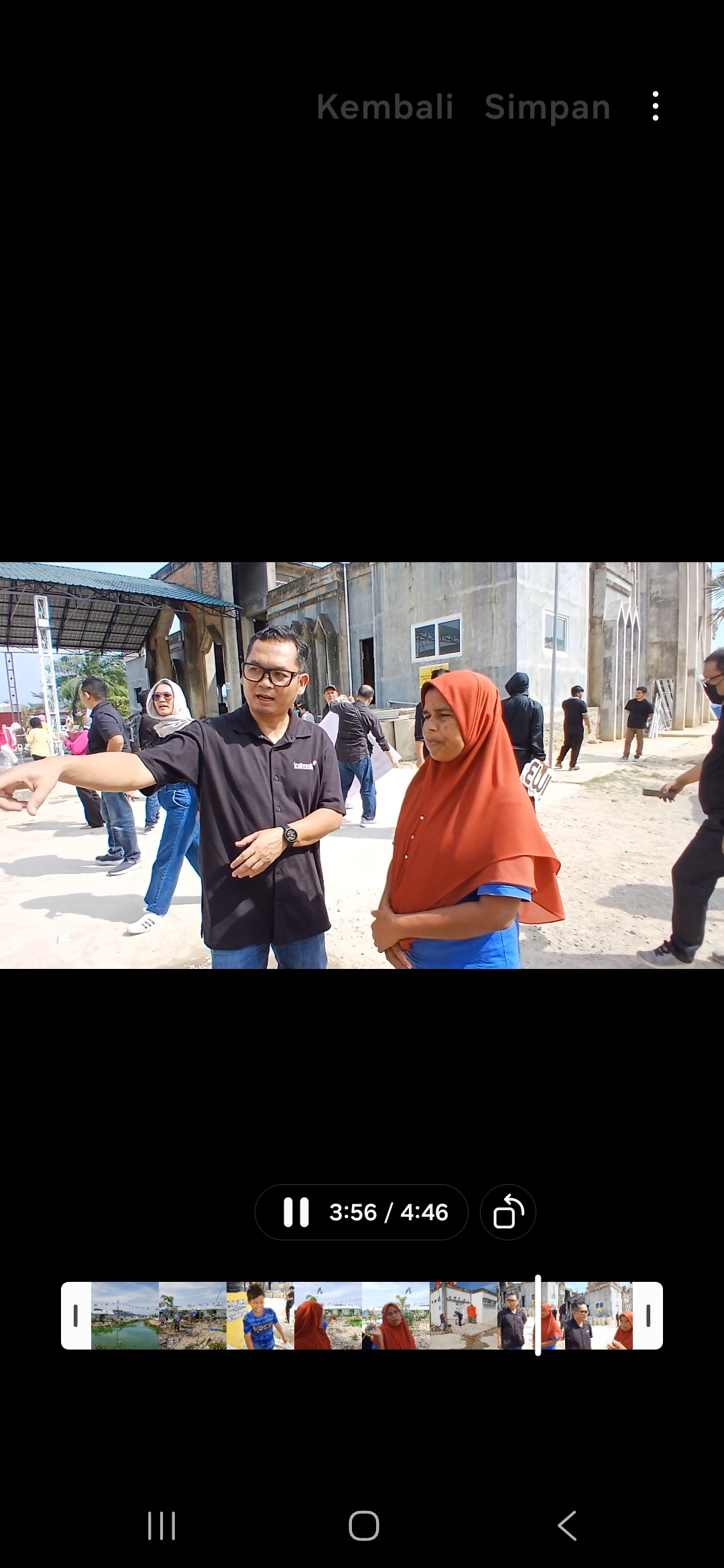 BINCANG: VP-Head of Region Northern Sumatera Indosat Ooredoo Hutchison, Anjar Budi Kurniawan saat berbincang dengan warga Rita Zahara. (Dok: Juli Ramadhani Rambe/Sumut Pos)