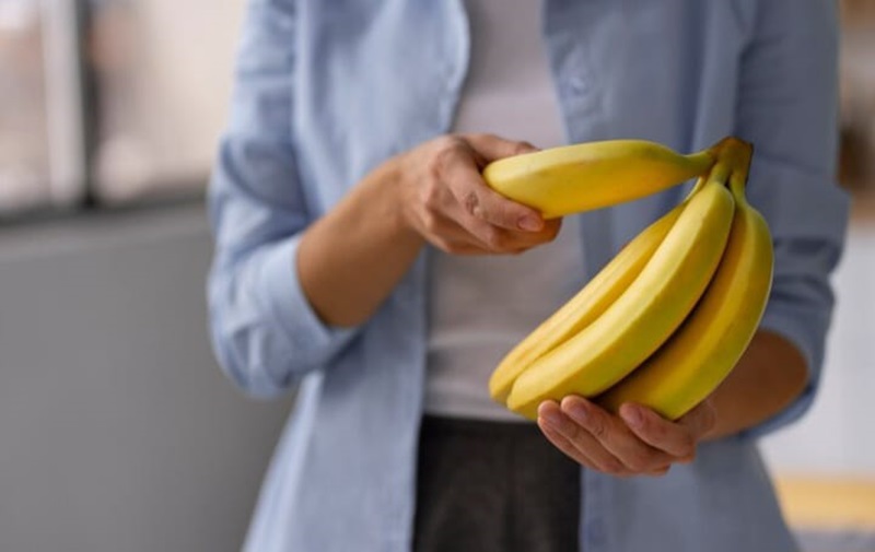 Mengonsumsi pisang setiap hari disebut dapat membantu meredakan nyeri perut. (Freepik.com)