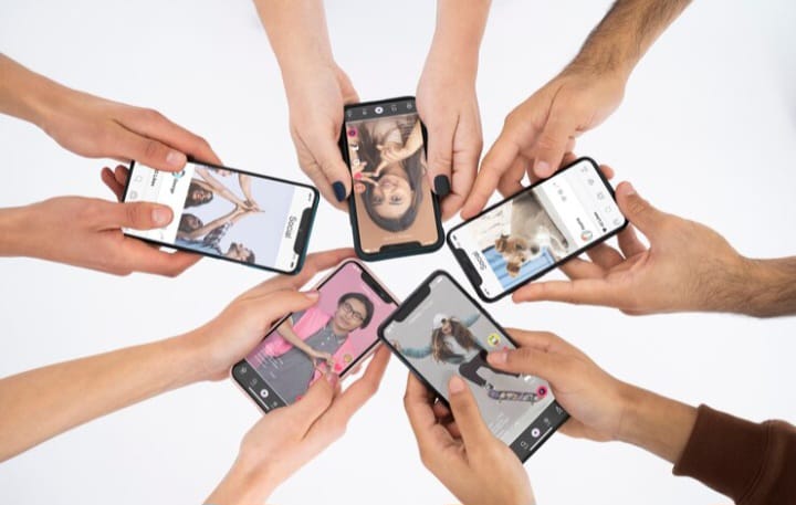 Komdigi resmi menetapkan kebijakan pembatasan akses media sosial bagi anak di bawah usia 16 tahun. (Freepik.com)