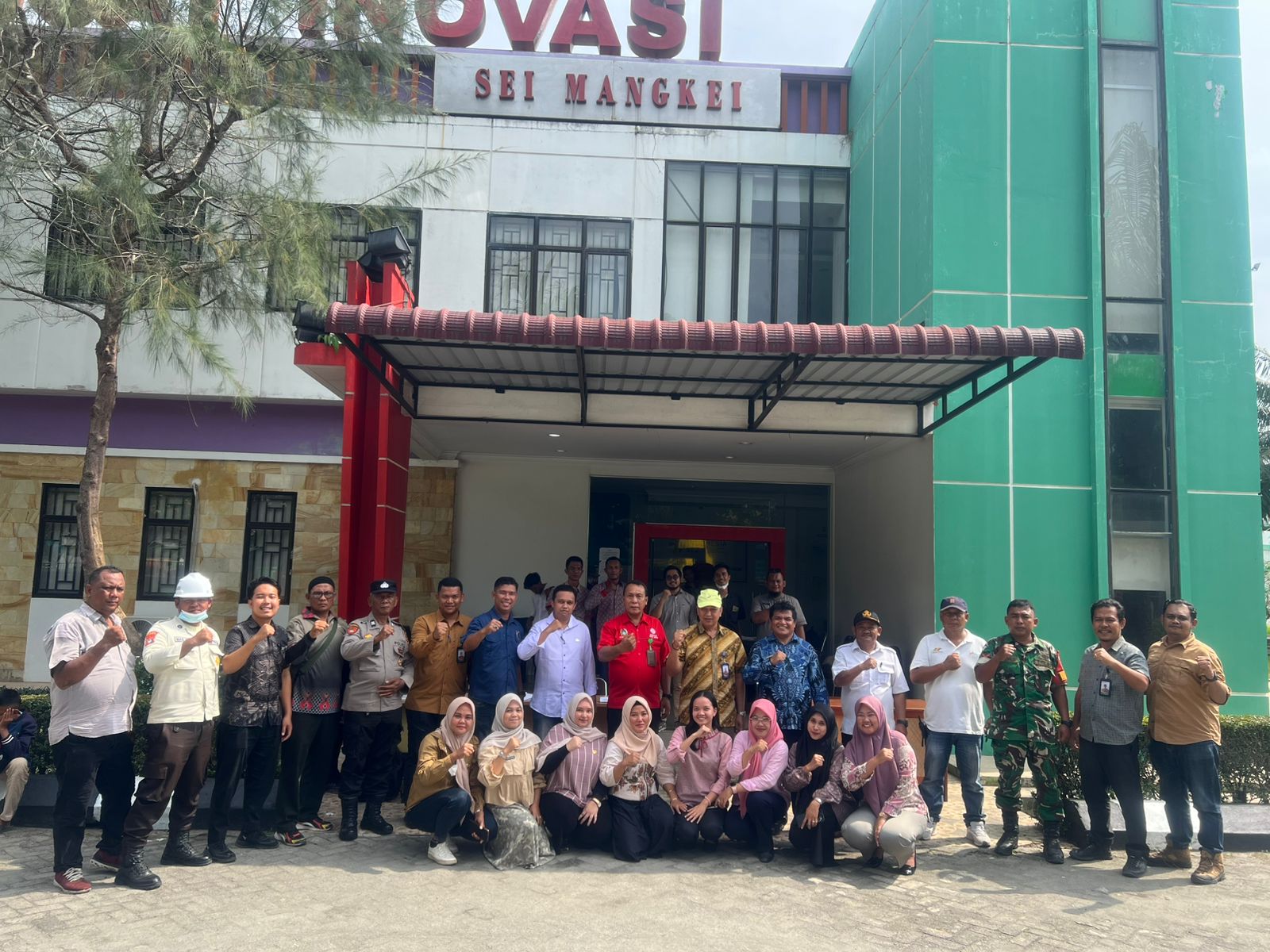 BERSAMA: Kabid Pelatihan Vokasi dan Produktifitas Disnaker Sumut Gaharuman Harahap berfoto bersama penyelenggara Job Fair di KEK Sei Mangkai, Jumat (6/3/2026). (Dok: Liberti H Haloho/Sumut Pos)